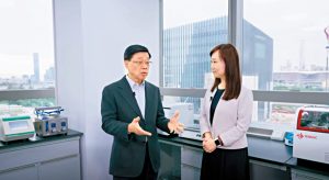 李家超到訪河套香港園區，了解到各項工程均在全速推進。 李家超Fb視頻截圖